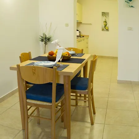 Banjole Yards Apartment